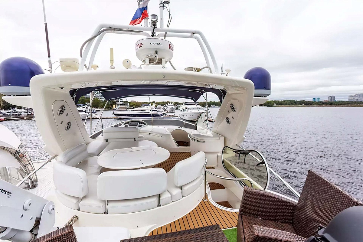 Аренда моторной яхты Azimut 68 В Москве